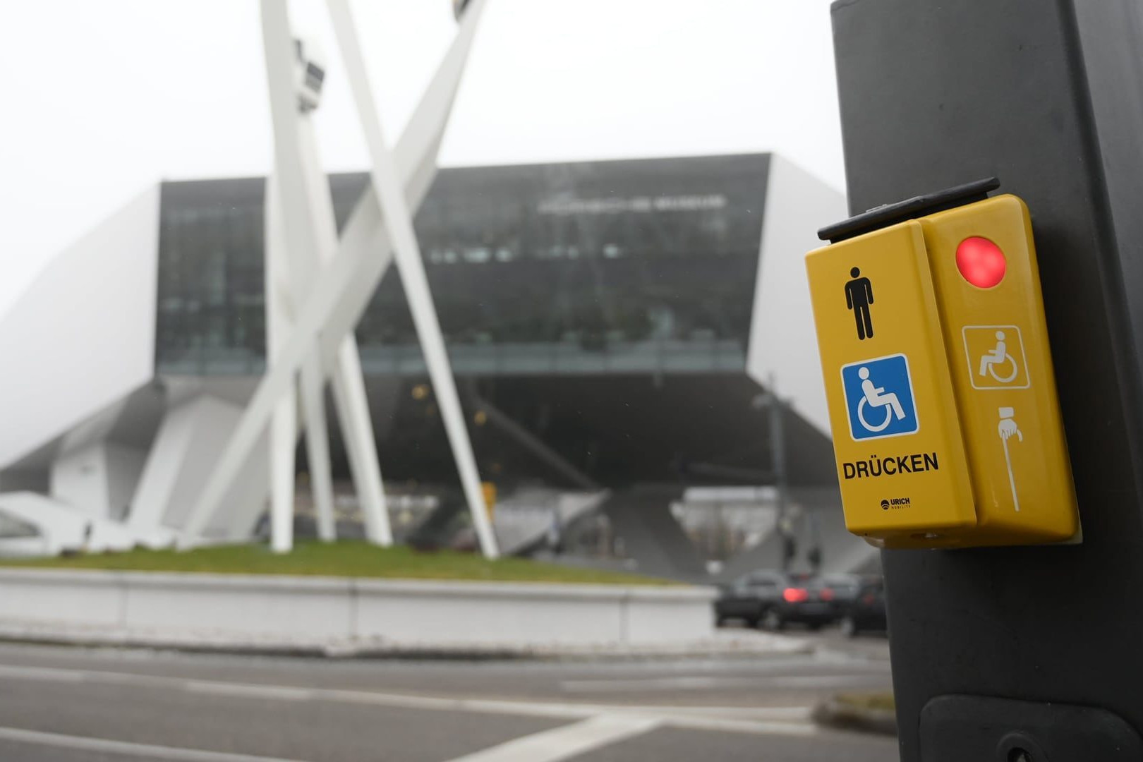 Anforderungstaster mit Porschemuseum